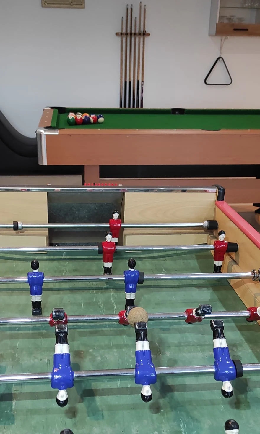 Baby-foot et billard dans la salle de jeux