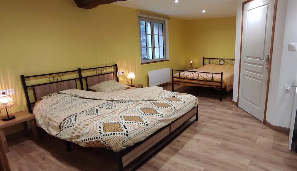 Chambre jaune et ses deux lits doubles
