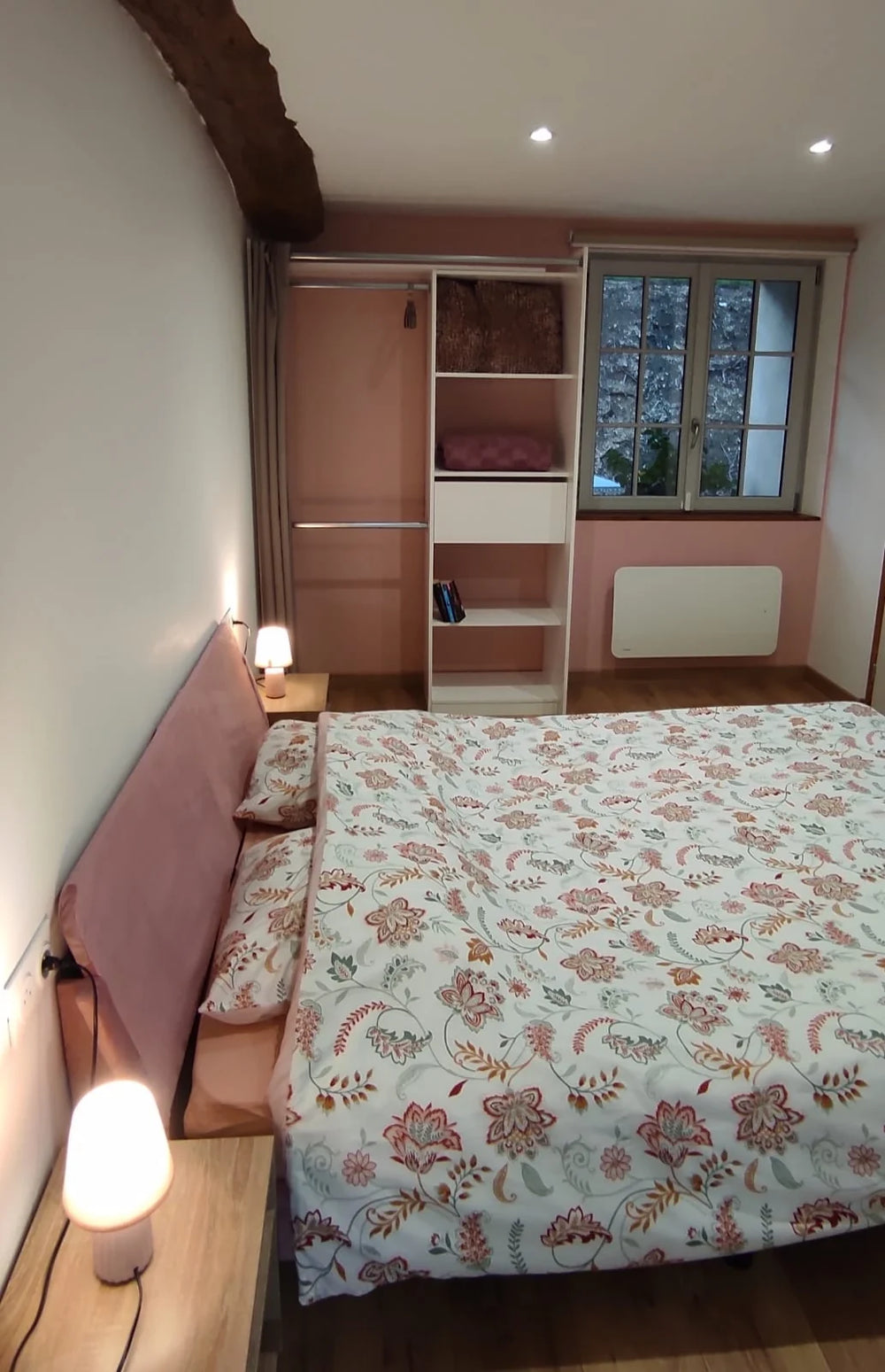 Chambre rose et son lit double