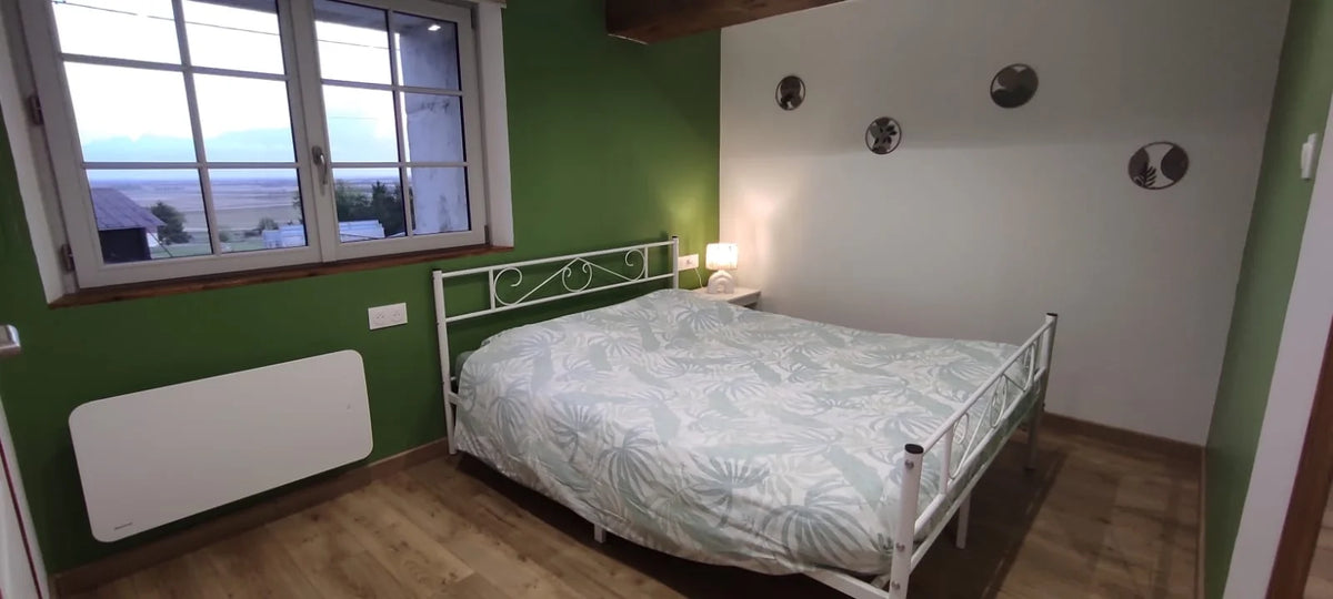 Chambre verte et son lit double