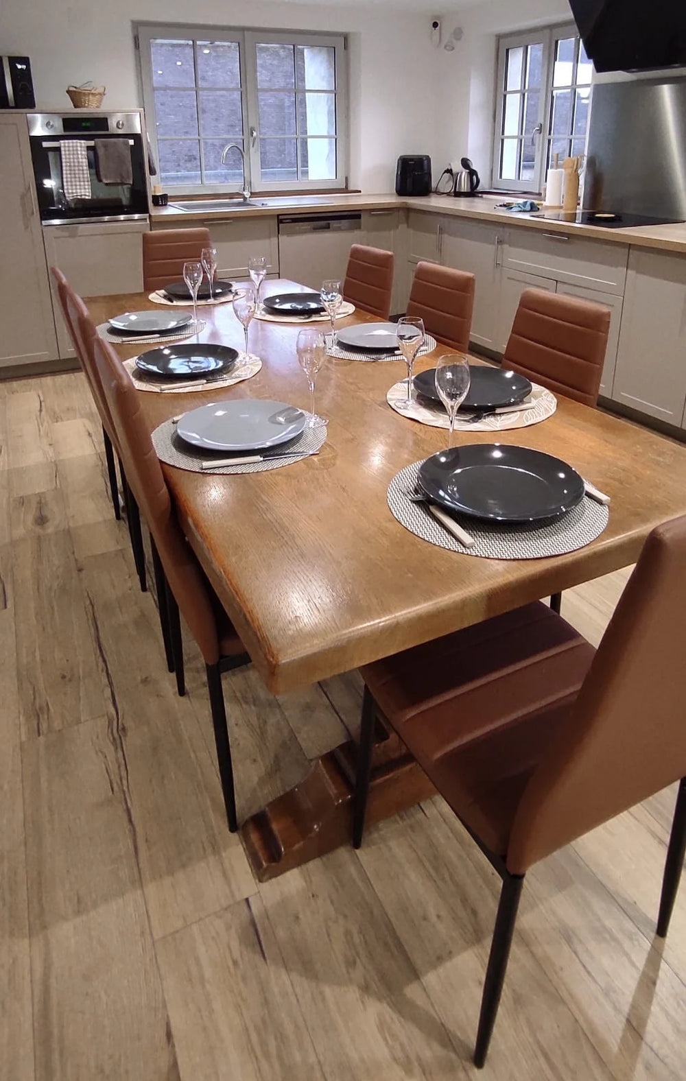 Grande table à manger dressée pour 8